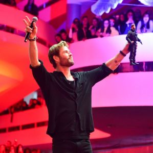 Chris Hemsworth reencena 'Os Vingadores' com bonequinhos em vídeo