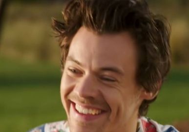 Harry Styles faz alegria de fã ao realizar chá revelação durante apresentação em Londres