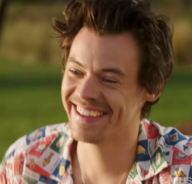 Harry Styles faz alegria de fã ao realizar chá revelação durante apresentação em Londres O cantor revelou que a mamãe está esperando uma menininha!