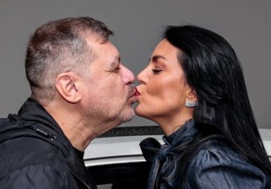 Apresentadora compra carro que era de Hebe Camargo e sela trato com beijo
