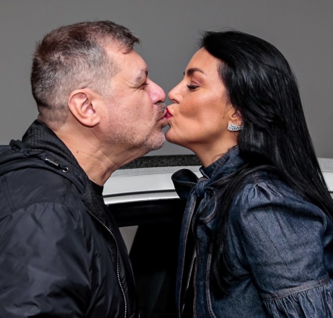 Apresentadora compra carro que era de Hebe Camargo e sela trato com beijo