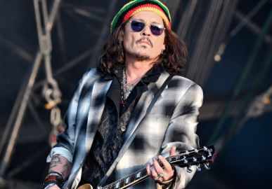 Depois de receber indenização de Amber Heard, Johnny Depp se apresenta em festival