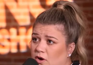 Três anos após divórcio, Kelly Clarkson tenta superar ex-marido com hipnose