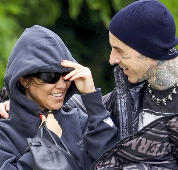 A família vai aumentar! Kourtney Kardashian surpreende Travis Barker com anúncio de gravidez