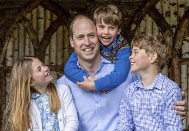 Em comemoração ao Dia dos Pais, Família Real divulga registro do Príncipe William com os três filhos