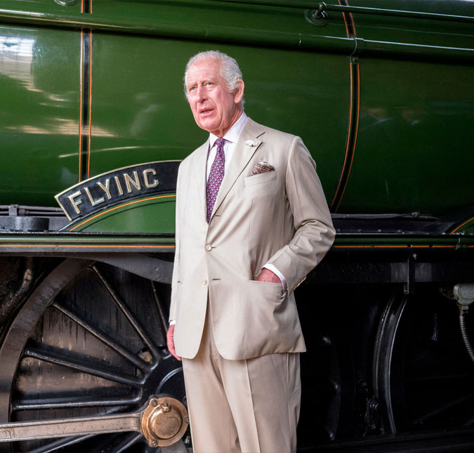 Rei Charles III comemora Dia dos Pais britânico compartilhando foto antiga com os príncipes William e Harry