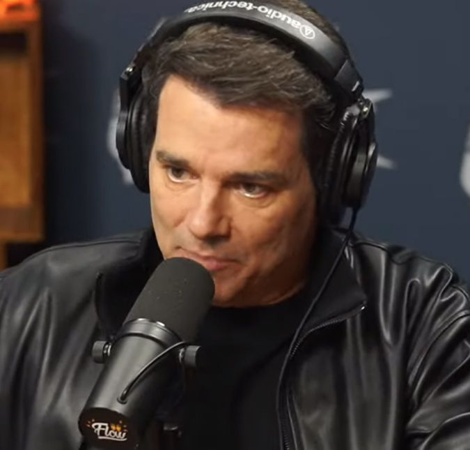 Celso Portiolli se diverte com situação que teria envolvido demissão de Dudu Camargo: - Isso deu problema lá O apresentadora caiu na risada ao falar da situaçao durante o Flow Podcast