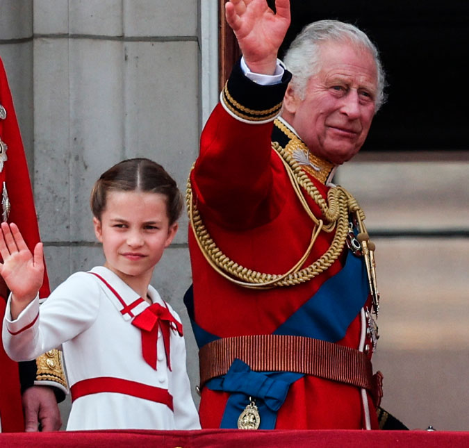 Vídeo de Rei Charles III brincando com Princesa Charlotte em evento viraliza na <i>web</i>; assista!