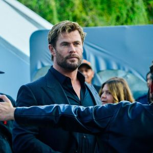 Chris Hemsworth dá show de simpatia em passagem pelo Brasil