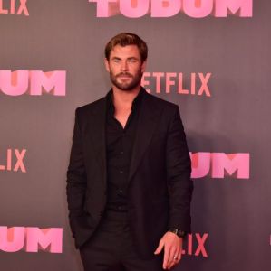 Chris Hemsworth dá show de simpatia em passagem pelo Brasil