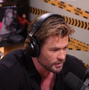 Chris Hemsworth dá show de simpatia em passagem pelo Brasil