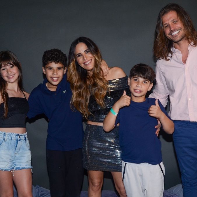 Dado Dolabella posa com filho de Wanessa Camargo em aniversário do pequeno