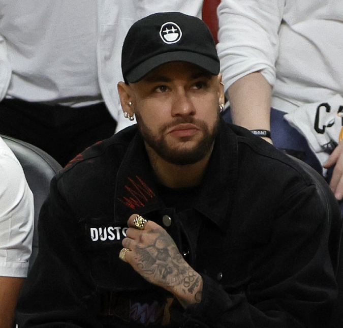 Após polêmicas envolvendo traição, Neymar Jr. aparece usando suposta aliança