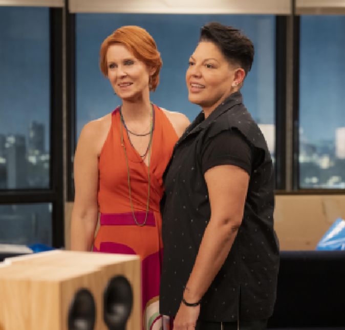 Do outro lado dos Estados Unidos, Miranda Hobbes segue experimentando uma nova forma de viver e explorando sua sexualidade com Che Diaz, após largar o ex-marido. Do outro lado dos Estados Unidos, Miranda Hobbes segue experimentando uma nova forma de viver e explorando sua sexualidade com Che Diaz, após largar o ex-marido.