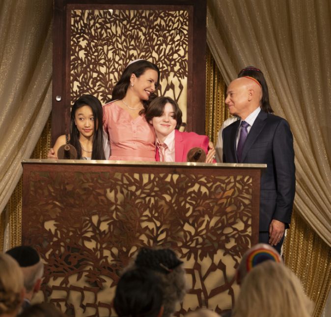 Já na vida de Charlotte York, podemos esperar alguns surtos, não acham? Depois de algumas mudanças em sua família, a personagem de Kristin Davis tenta, assim como na primeira temporada, continuar ajudando todos ao seu redor, enquanto aceita que o a família perfeita pode ser de várias formas. Já na vida de Charlotte York, podemos esperar alguns surtos, não acham? Depois de algumas mudanças em sua família, a personagem de Kristin Davis tenta, assim como na primeira temporada, continuar ajudando todos ao seu redor, enquanto aceita que o a família perfeita pode ser de várias formas.