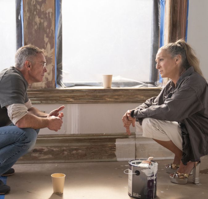 Além da acompanharmos a vida pessoal e profissional de Carrie, também percebemos que a personagem de Sarah parece indecisa com tudo que está rolando. Será que ela decidiu fazer um makeover em sua casa? Além da acompanharmos a vida pessoal e profissional de Carrie, também percebemos que a personagem de Sarah parece indecisa com tudo que está rolando. Será que ela decidiu fazer um makeover em sua casa?