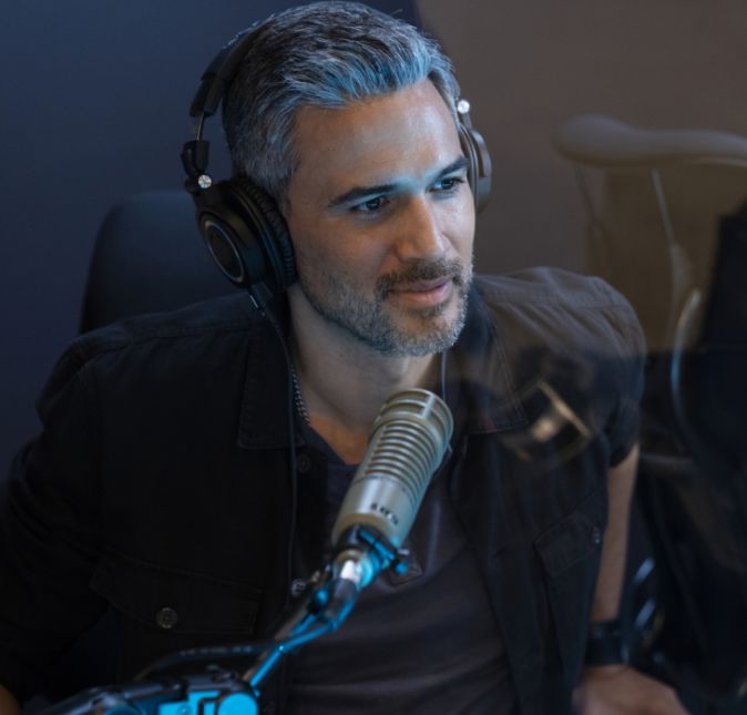 ... como esse bonitão, interpretado por Ivan Hernandez. Caso você tenha se esquecido, ele é o produtor do podcast de Carrie, e a dupla já foi flagrada aos beijos. ... como esse bonitão, interpretado por Ivan Hernandez. Caso você tenha se esquecido, ele é o produtor do podcast de Carrie, e a dupla já foi flagrada aos beijos.