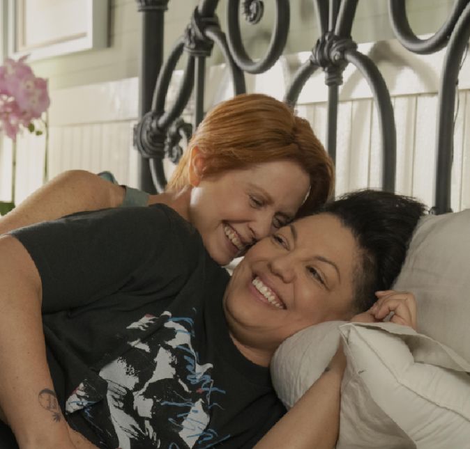 E parece que tudo está dando certo para a personagem de Cynthia Nixon! Olha elas no maior love. E parece que tudo está dando certo para a personagem de Cynthia Nixon! Olha elas no maior love.