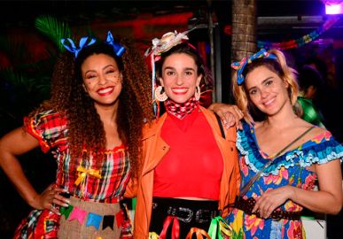 Elenco de <i>Vai na Fé</i> veste suas melhores roupas e se reúne para curtir festa junina