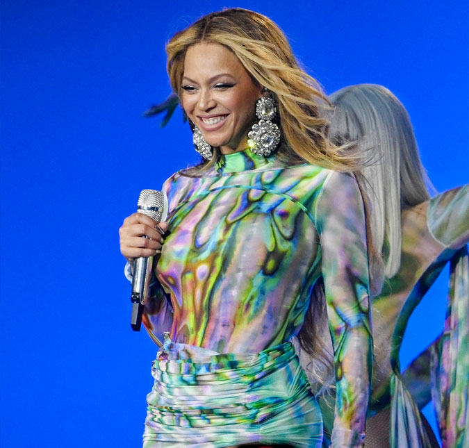 Beyoncé enfrenta problema com decote do vestido e recebe ajuda de dançarino durante apresentação; assista