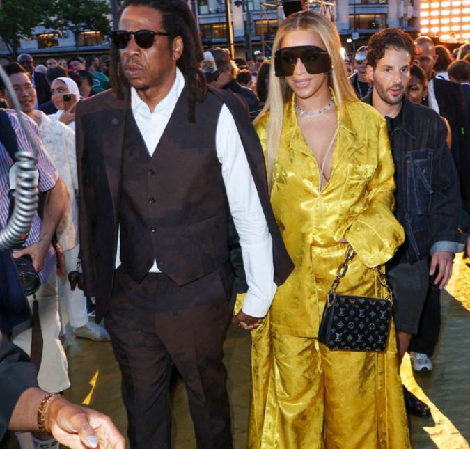 Banhada em ouro? Em Paris, Beyoncé usa mais de 190 mil reais em joias na estreia de Pharrell Williams na <I>Louis Vuitton</i>