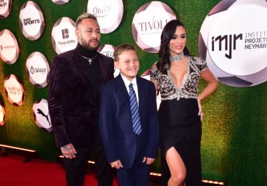 Após polêmicas, Neymar Jr. e Bruna Biancardi chegam juntos em leilão do instituto do craque