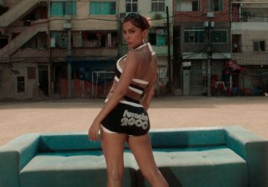 Anitta ostenta cultura carioca no tão aguardado videoclipe de <i>Funk Rave</i>; assista!