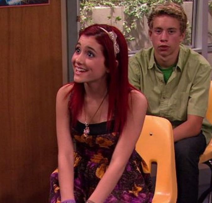 Você provavelmente conhece Ariana Grande, nascida em 26 de junho de 1993, pelo seu rabo de cavalo bem alto, não é? Mas nem sempre foi assim. Aliás, mesmo com o penteado característico, teve uma coisinha que sempre foi alvo de mudanças: a cor do cabelo da cantora! Ari, que é naturalmente morena, começou a ganhar destaque no mundo do entretenimento em 2009 - ano em que apareceu com os cabelos bem vermelhos, puxando até sutilmente para o rosa. Nessa época, ela participava da série Victorious com Victoria Justice. Você provavelmente conhece Ariana Grande, nascida em 26 de junho de 1993, pelo seu rabo de cavalo bem alto, não é? Mas nem sempre foi assim. Aliás, mesmo com o penteado característico, teve uma coisinha que sempre foi alvo de mudanças: a cor do cabelo da cantora! Ari, que é naturalmente morena, começou a ganhar destaque no mundo do entretenimento em 2009 - ano em que apareceu com os cabelos bem vermelhos, puxando até sutilmente para o rosa. Nessa época, ela participava da série Victorious com Victoria Justice.