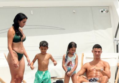 Após temporada na Arábia Saudita, Cristiano Ronaldo tira férias e faz passeio de barco com a família