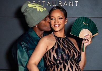 Rihanna surge em evento com A$AP Rocky e faz caras e bocas enquanto ostenta barrigão de grávida, veja!