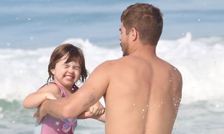 Momento fofura! Clara Maria se diverte na praia com Rafael Vitti