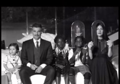 Titi ou Wandinha? Bruno Gagliasso e Giovanna Ewbank encarnam Família Addams em vídeo