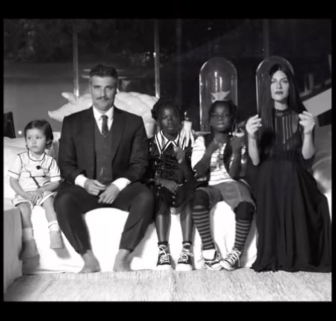 Titi ou Wandinha? Bruno Gagliasso e Giovanna Ewbank encarnam Família Addams em vídeo O casal fez toda a produção para comemorar os dez anos de idade da filha