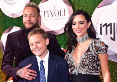 Neymar Jr. e Bruna Biancardi cantam e dançam agarradinhos no chá revelação; veja vídeos!