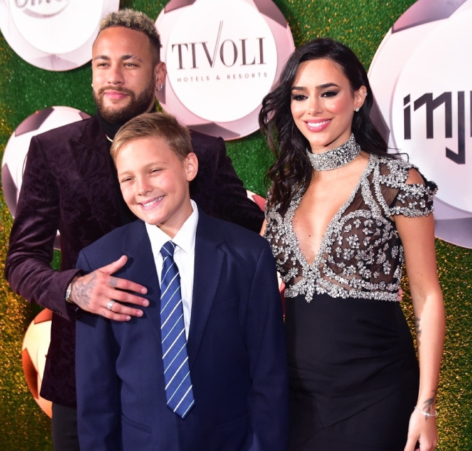 Neymar Jr. e Bruna Biancardi cantam e dançam agarradinhos no chá revelação; veja vídeos!