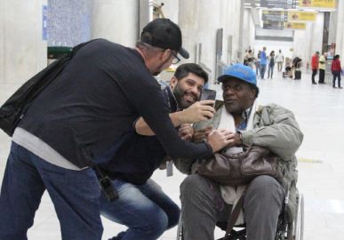 Tony Tornado é flagrado em aeroporto, aos 93 anos de idade, em cadeira de rodas