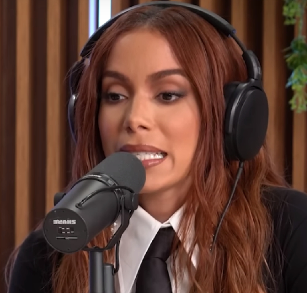 Deboche? Anitta fala mal de <I>Black Mirror</i> e <I>Netflix</i> cutuca carreira internacional da cantora