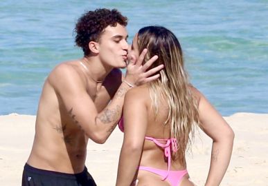 Ator de <I>Carrossel</i> curte dia na praia e troca altos beijos com a namorada