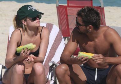 Agatha Moreira e Rodrigo Simas curtem dia de sol na praia com direito a água de coco e milho