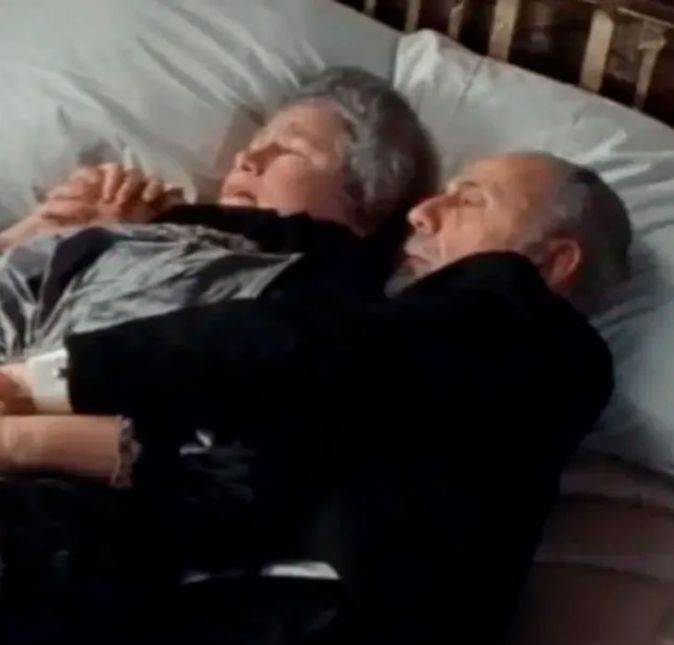 O ator Lew Palter, que interpretou um magnata no filme Titanic, morreu aos 94 anos de idade. Ao lado de Elsa Raven, o artista esteve na famosa cena do longa-metragem em que um casal de passageiros idosos é visto se abraçando na cama de sua cabine enquanto o navio afunda. O personagem do famoso era tataravô de Wendy Rush, esposa do CEO da OceanGate, Stockton Rush, que era um dos cinco passageiros no submersível Titan. A filha de Lew confirmou ao The Hollywod Reporter que ele morreu de câncer do pulmão em sua casa em Los Angeles. O ator Lew Palter, que interpretou um magnata no filme Titanic, morreu aos 94 anos de idade. Ao lado de Elsa Raven, o artista esteve na famosa cena do longa-metragem em que um casal de passageiros idosos é visto se abraçando na cama de sua cabine enquanto o navio afunda. O personagem do famoso era tataravô de Wendy Rush, esposa do CEO da OceanGate, Stockton Rush, que era um dos cinco passageiros no submersível Titan. A filha de Lew confirmou ao The Hollywod Reporter que ele morreu de câncer do pulmão em sua casa em Los Angeles.