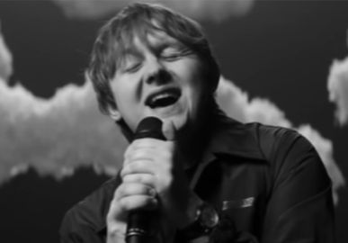 Lewis Capaldi anuncia pausa em turnê para cuidar de saúde física e mental