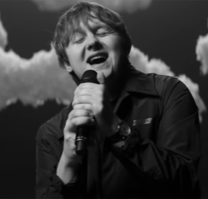 Lewis Capaldi anuncia pausa em turnê para cuidar de saúde física e mental