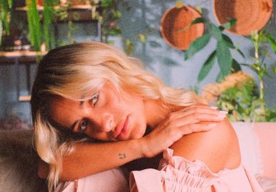 Mar.iana descreve sentimento de ter música escrita por Nando Reis: <i>- Honra muito além</i>
