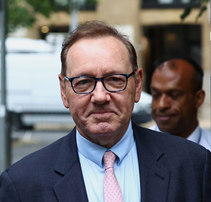 Kevin Spacey sorri ao chegar ao tribunal em Londres; ator enfrenta 12 acusações de crimes sexuais