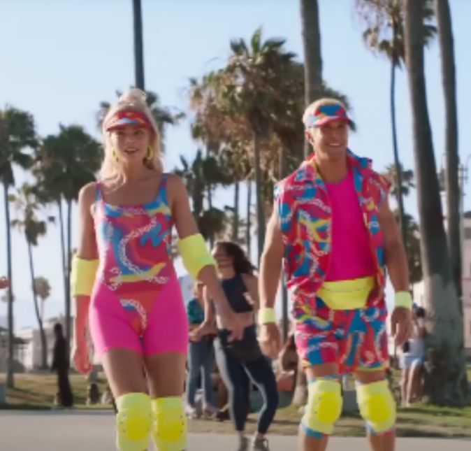 E as referências de estilo não pararam por aí! Os personagens de Margot Robbie e Ryan Gosling apareceram usando roupas inspiradas na Hot Skatin' Barbie, de 1994. E as referências de estilo não pararam por aí! Os personagens de Margot Robbie e Ryan Gosling apareceram usando roupas inspiradas na Hot Skatin' Barbie, de 1994.
