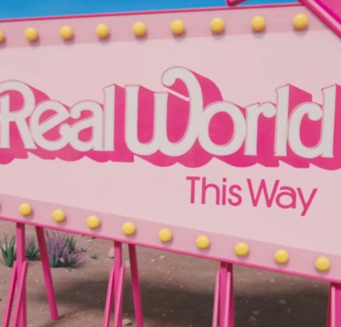 Sim, em Barbie, o mundo real também existe, além da Barbielândia. Sim, em Barbie, o mundo real também existe, além da Barbielândia.