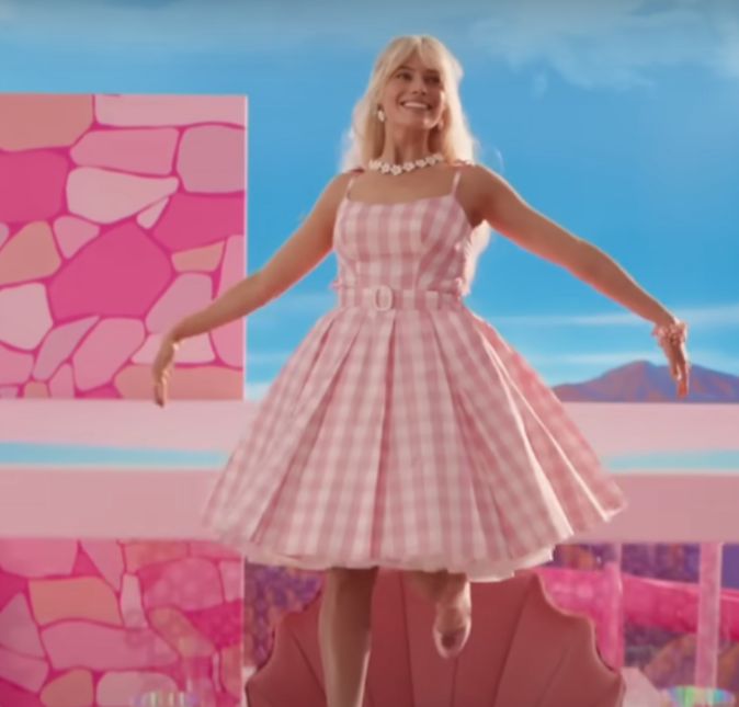 Sem escadas! A diretora também não esqueceu que nas casas da boneca não existem escadas. Então, para Barbie descer, ela voa até o chão. Sem escadas! A diretora também não esqueceu que nas casas da boneca não existem escadas. Então, para Barbie descer, ela voa até o chão.