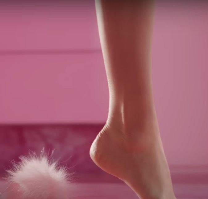 Para que ninguém esqueça que todos naquele local são os brinquedos que já conhecemos, a diretora, Greta Gerwig, decidiu trazer algumas referências do jeito que costumávamos brincar com as bonecas. Olha como os pés da personagem de Margot Robbie ficam após ela tirar o sapato. Para que ninguém esqueça que todos naquele local são os brinquedos que já conhecemos, a diretora, Greta Gerwig, decidiu trazer algumas referências do jeito que costumávamos brincar com as bonecas. Olha como os pés da personagem de Margot Robbie ficam após ela tirar o sapato.