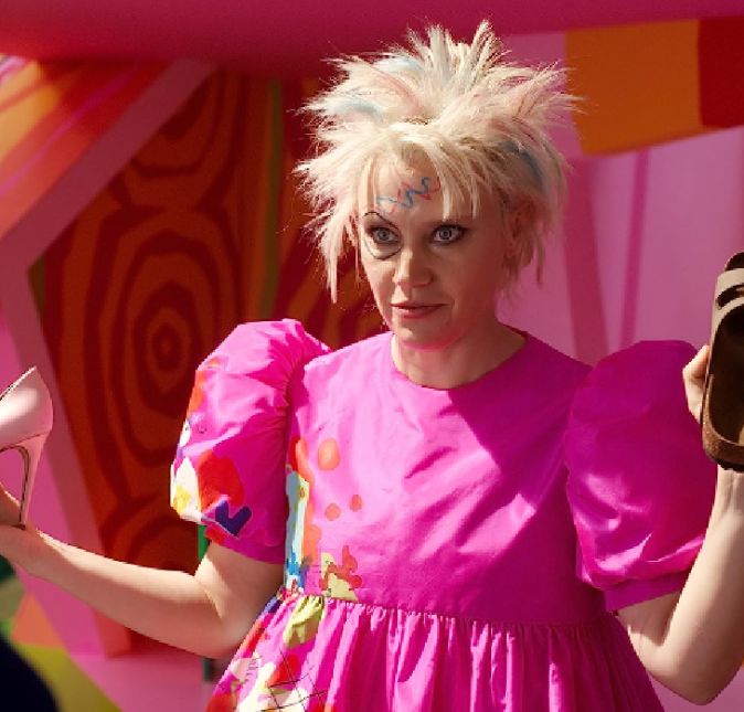 Se você tem uma irmã ou irmão mais novo, conhece a sensação de encontrar uma de suas bonecas todas rabiscadas. E, sim, temos ela por aqui! Se você tem uma irmã ou irmão mais novo, conhece a sensação de encontrar uma de suas bonecas todas rabiscadas. E, sim, temos ela por aqui!