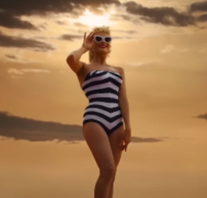 ... assim como este que apareceu no teaser. O famoso maiô foi usado pela primeira Barbie em 1959. ... assim como este que apareceu no teaser. O famoso maiô foi usado pela primeira Barbie em 1959.